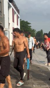 划龙舟穿紧身裤的运动男边走边脱？-潮男潮北