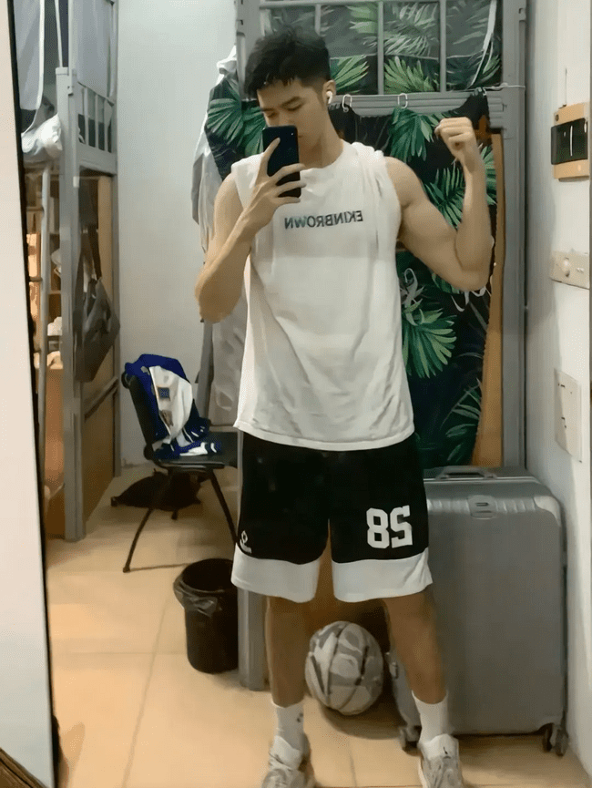 190cm 鲜肉体育生，肌肉线条等你来撩！