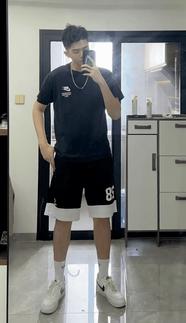 190cm 鲜肉体育生，肌肉线条等你来撩！