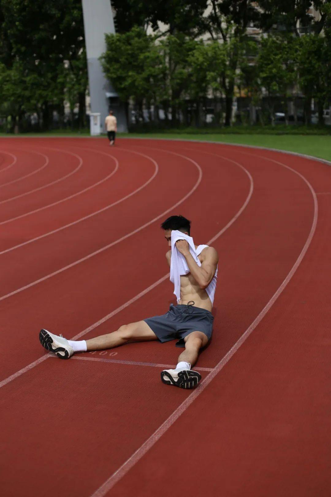 广东田径体育生光脚与白袜，你很喜欢哪一种味道？-潮男潮北